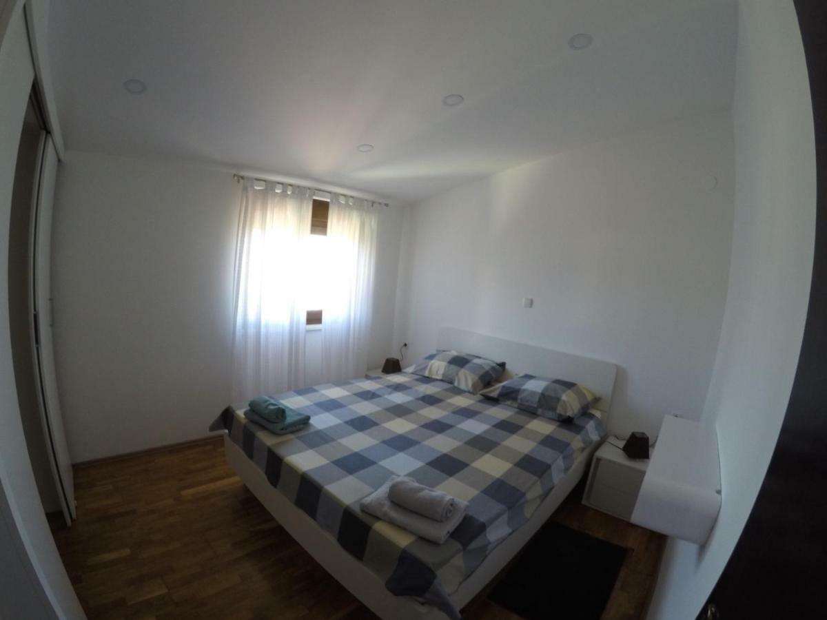 Apartman Koralj Apartment พูลา ภายนอก รูปภาพ