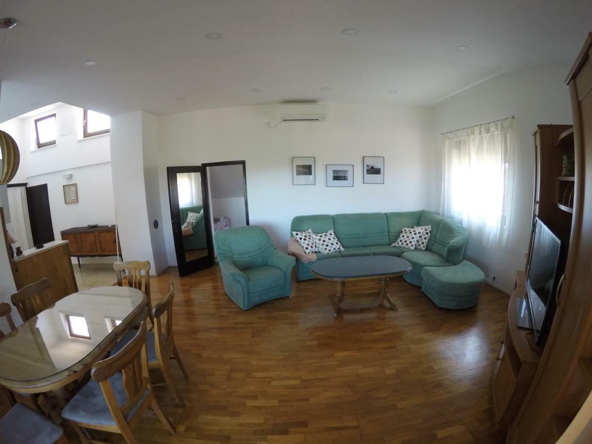 Apartman Koralj Apartment พูลา ภายนอก รูปภาพ